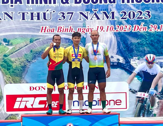 Ba tay đua giành huy chương của nam ảnh 2